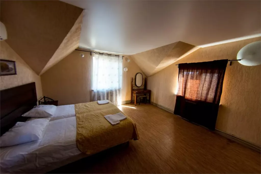 Канадский коттедж у учебного склона, три спальни, до 11 гостей: спальня под крышей