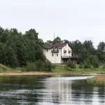 Комплекс Вилла Вителе в устье Видлицы на Ладоге, общий вид: отель над рекой Видлицей
