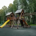 Комплекс Фантазия на таёжном озере у Междуреченска, общий вид: детская площадка