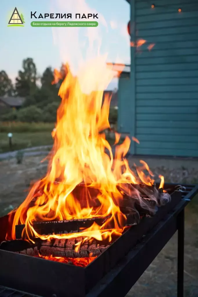 Домик с сауной и террасой до 4 гостей, База отдыха «Карелия Парк» на Ладоге: гамак у дома