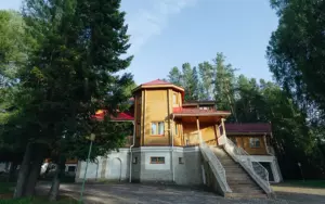 Трёхэтажный гостевой дом с баней и джакузи в сосновом бору до 10 гостей
