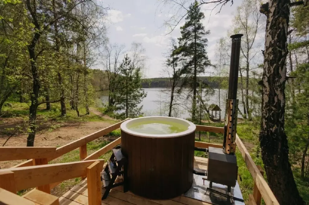 Зеркальное бунгало с сауной и чаном у Теренкуля до 4 гостей: чан на веранде с видом на озеро