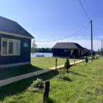 База отдыха Умосту на полуострове у озера Векколаярви, общий вид: коттеджи у воды