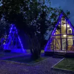 А-фреймы A-House в Даховской, общий вид: А-фреймы вечером