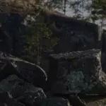 База отдыха Карелия Парк на Ладоге, общий вид: скалы у воды