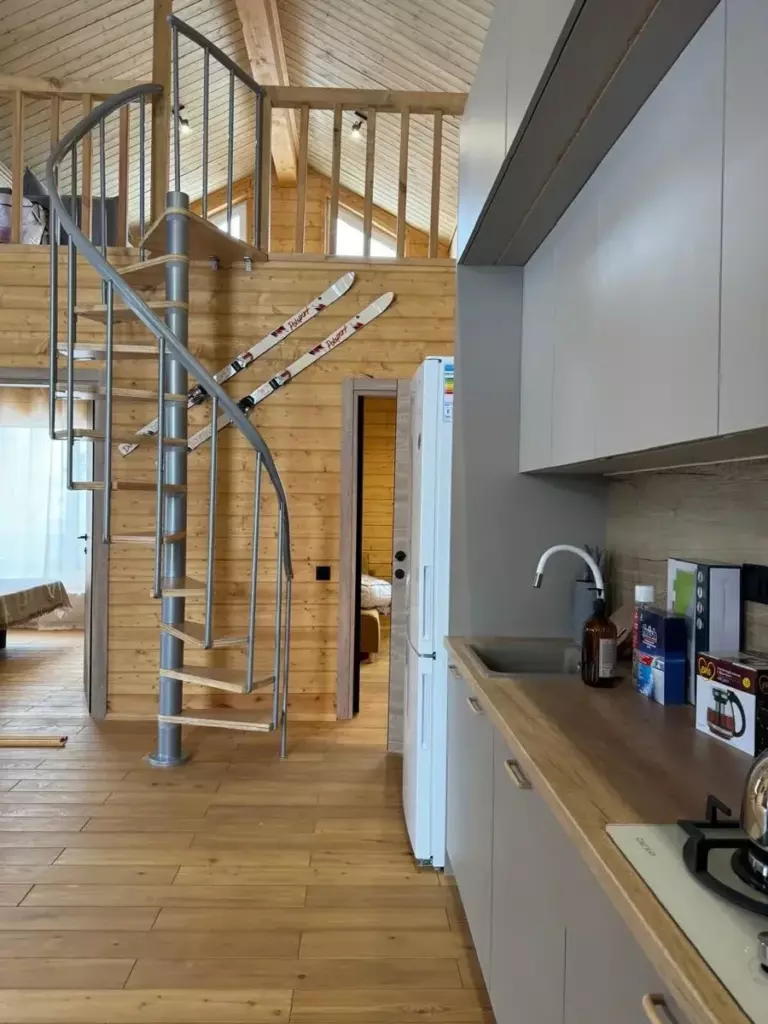 Дом «Горный» с сауной и лофт-этажом до 11 гостей, Дома Rent Hut в Елагино: кухня и лестница на лофт