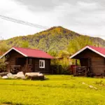 База отдыха Красный городок в Белокурихе, общий вид: база на фоне гор