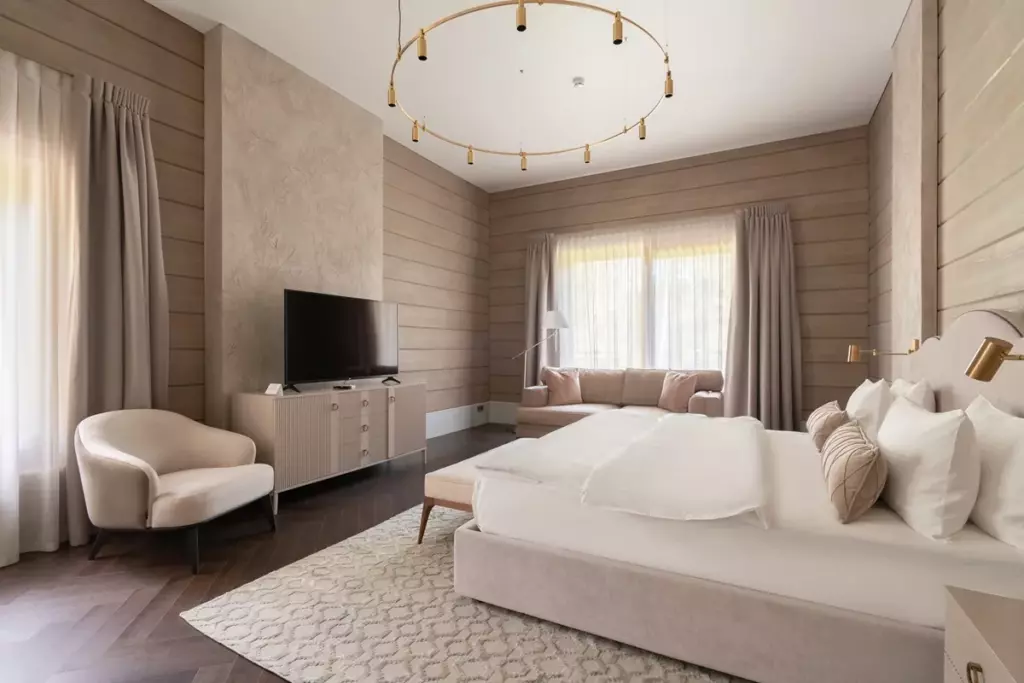 Вилла «Альсеида» 494 м², три этажа и шесть спален, до 12 гостей: спальня с креслами