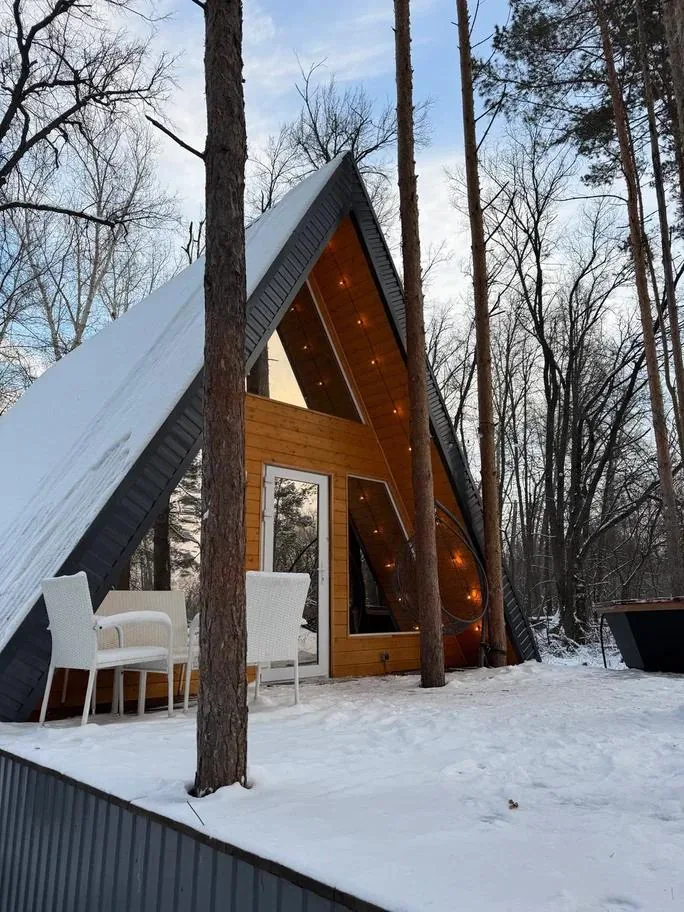 A-Frame №1 «Loft» с сауной в доме и чаном до 7 гостей, Загородный комплекс «Черёмушки»: дом зимой