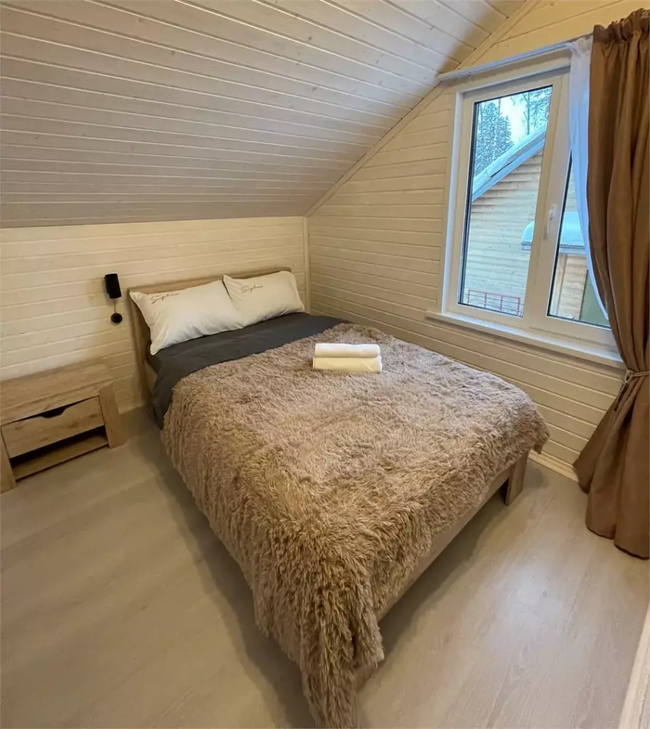 Двухэтажный Black House 120 м² с тремя спальнями: спальня под крышей