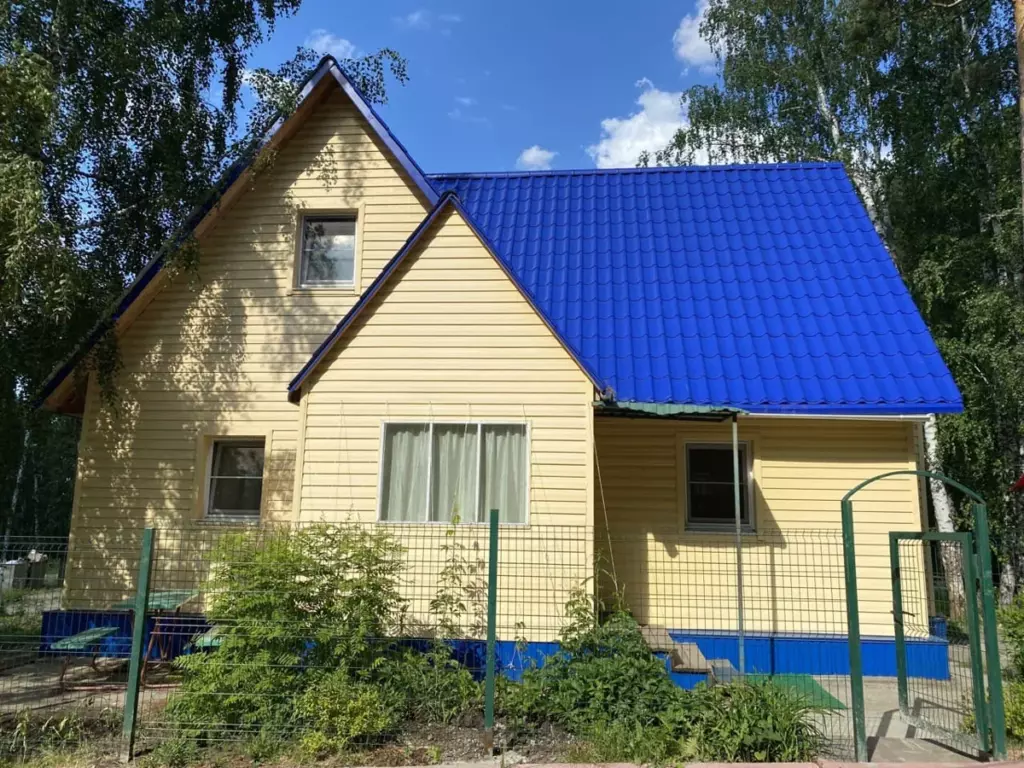 Двухэтажный коттедж 120 м² с огороженным участком до 11 гостей: коттедж с участком