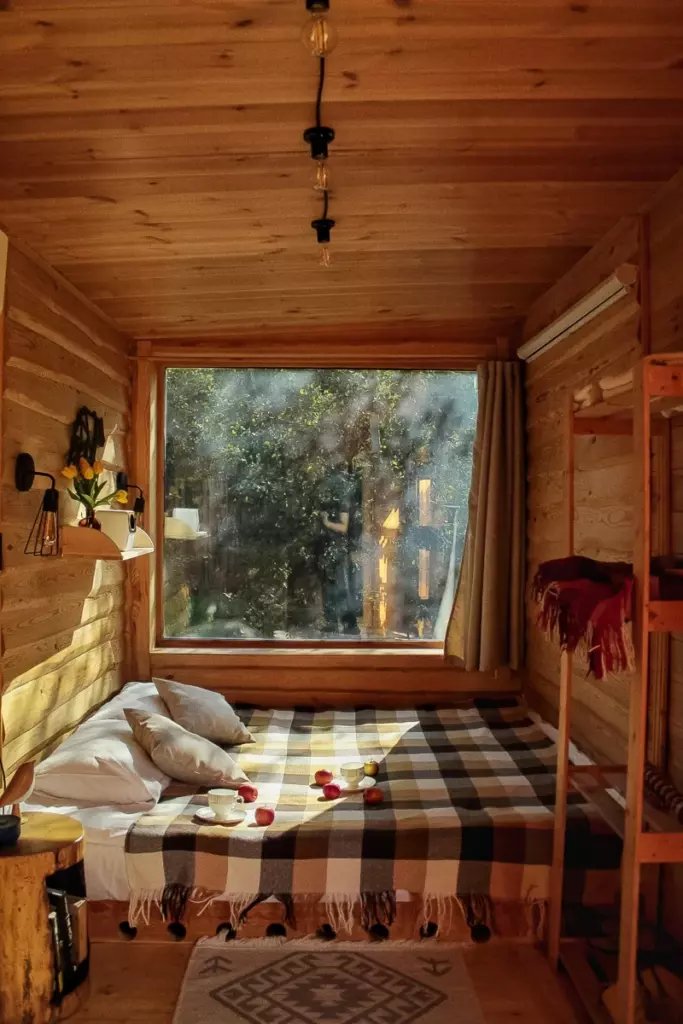 Солнечный домик с банькой и фурако для двоих, Домики Wood place в Друганова: кровать у большого окна