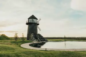 Трёхэтажная башня «Мельница» у пруда для двоих