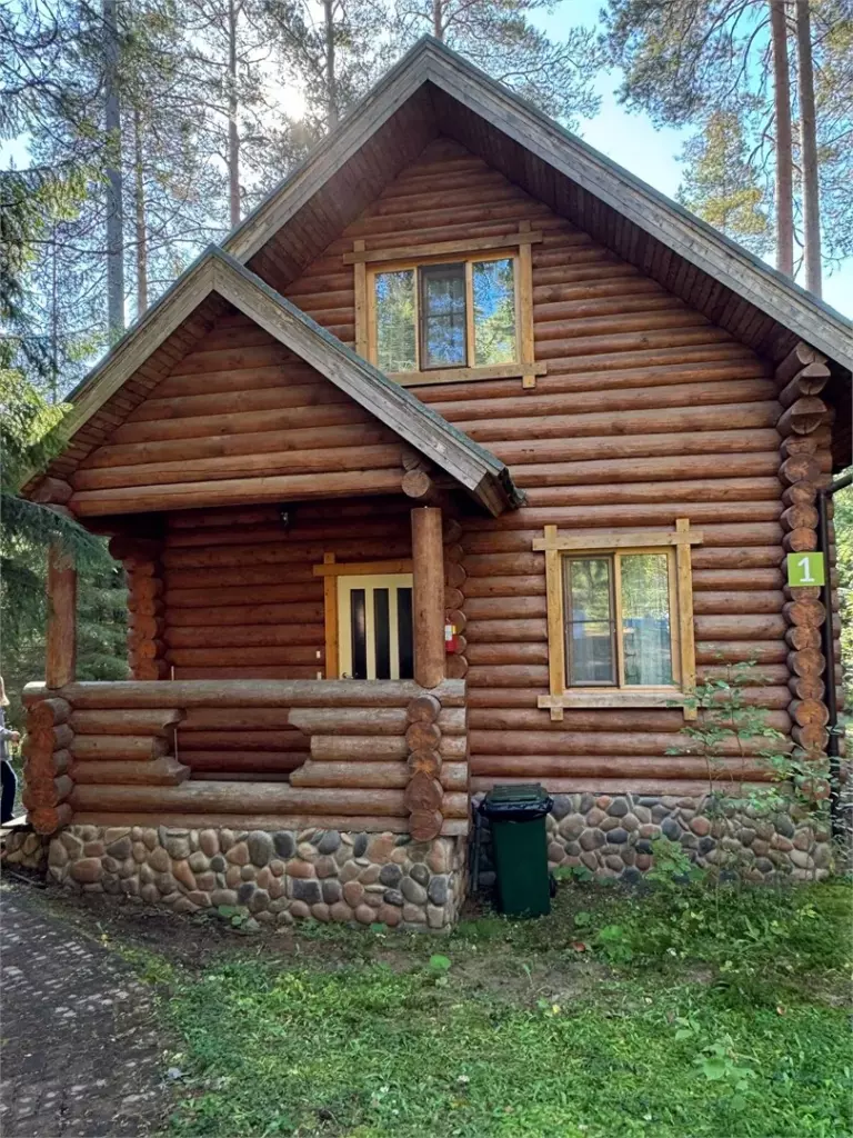 Бревенчатый коттедж «Озерный лаундж» с кухней до 8 гостей