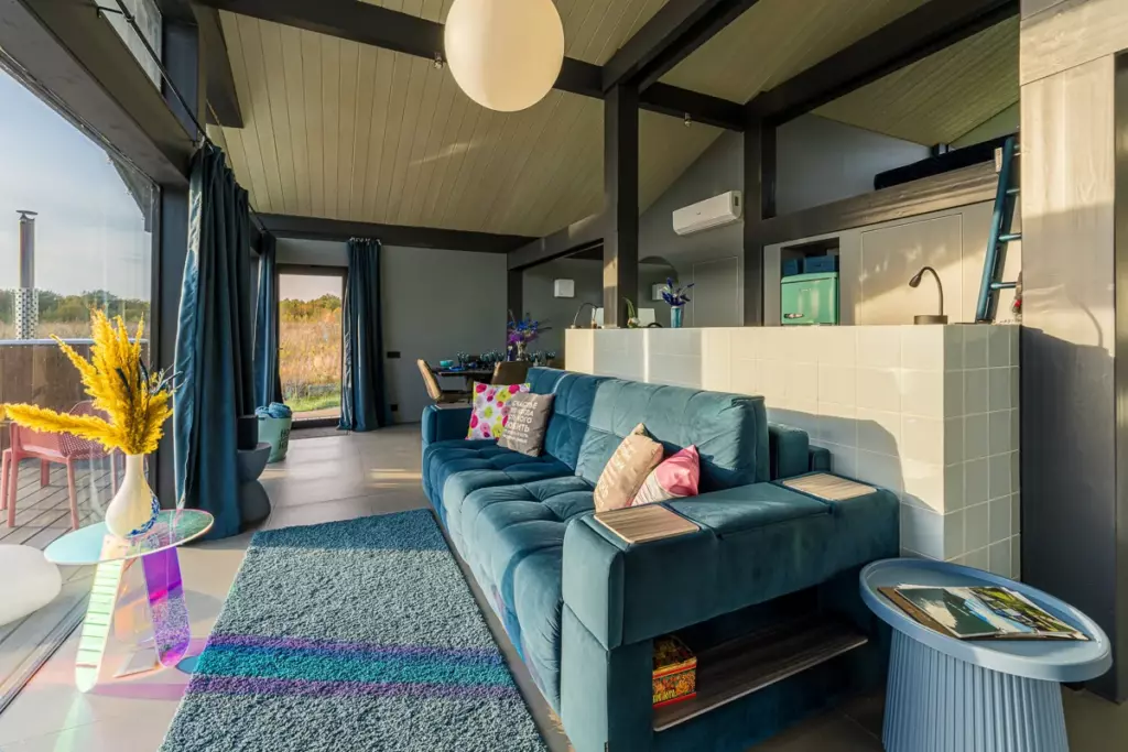 Blue Hill: панорамная вилла 106 м2 с купелью, до 8 гостей, Плещеево Хиллз: Гостиная с синим диваном