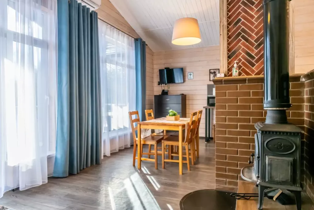 Большой коттедж 80 м² с печью-камином у пруда до 6 гостей: светлая гостиная