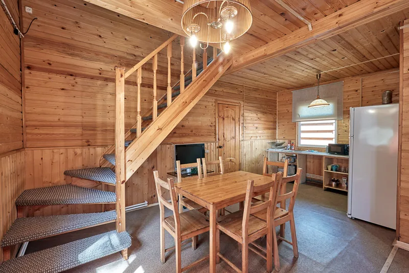 Коттедж «Семейный» с сауной, 80 м², до 6 гостей: кухня и лестница