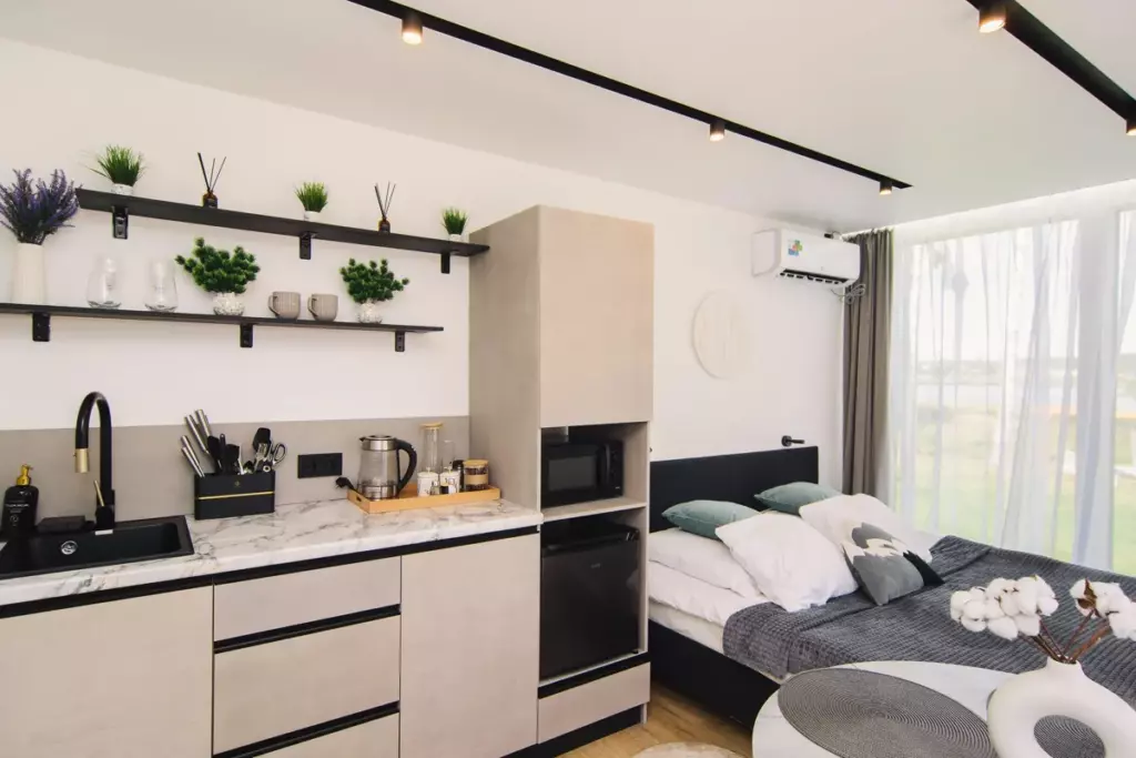 Hygge Lodge с купелью фурако с гидромассажем для двоих: кухонная зона с полками