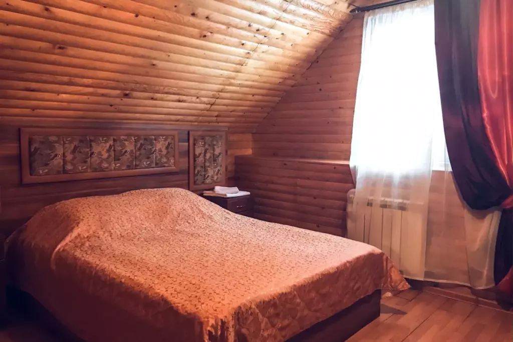 Двухэтажный коттедж №12 с кухней: до 6 гостей, База отдыха «Лесная Сказка»: Мансардная спальня