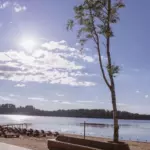 Комплекс Eco Village на Правдинском озере, общий вид: песчаный пляж на Правдинском озере