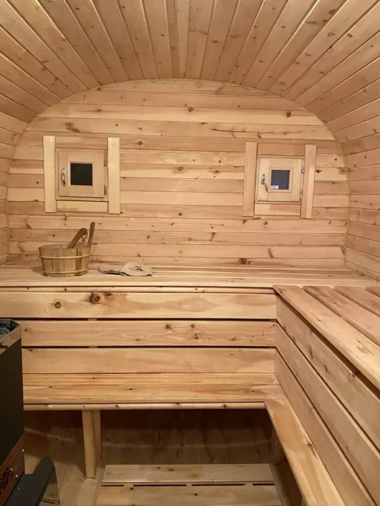 Барнхаус Hygge House с панорамным окном и баней-бочкой до 4 гостей: внутри бани-бочки