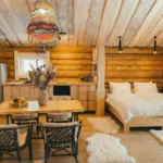 Бревенчатый дом 56 м² с камином и кухней-гостиной до 3 гостей: кухня-гостиная и кровать