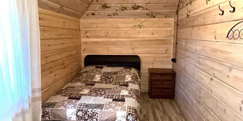 Большой Эко Терем 120 м² на берегу озера Неро с тремя спальнями до 8 гостей: спальня
