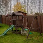 VillaVpole: А-фрейм с баней и прудом, общий вид: детская площадка с горкой