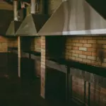 Парк-отель Клевер в сосновом бору Красноярска, общий вид: закрытая мангальная зона