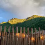 Гостевое пространство SUNSVET в Красной Поляне, общий вид: горы над пространством