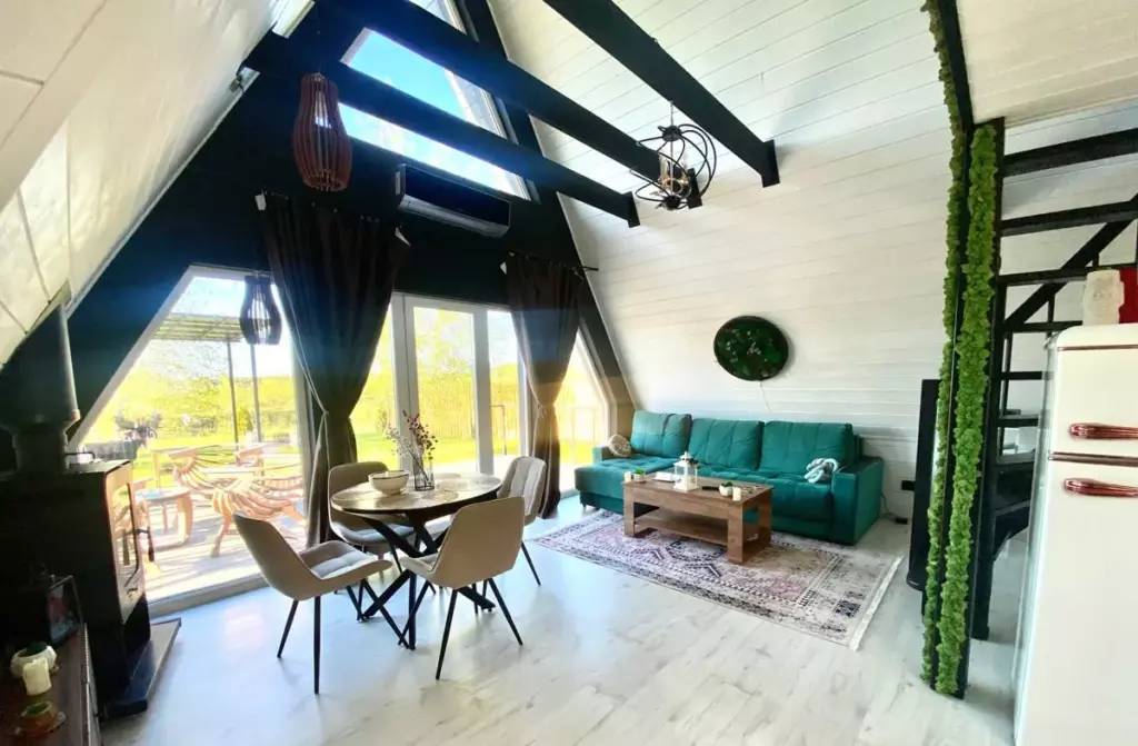 Дом Luxe A-frame 65 м² с камином и двумя спальнями до 6 гостей: обеденная зона у окон
