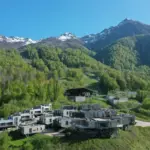 Виллы SKYPARK в Эстосадке, общий вид: виллы на склоне