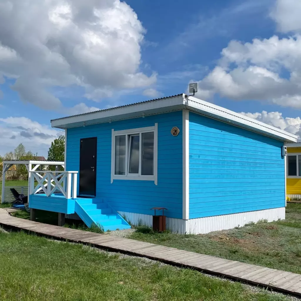 Цветной скандинавский домик с отдельной спальней до 4 гостей (5 домов): голубой дом Аквамарин