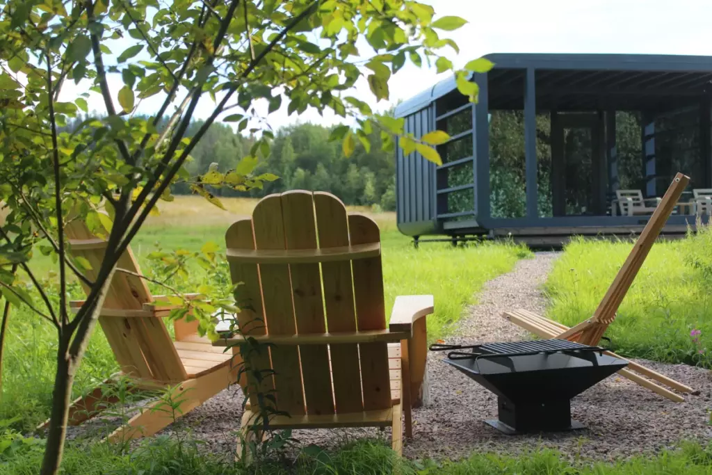 Эко-модуль Freedom Lodge с видом на реку для пары до 3 гостей: кресла у костровой чаши