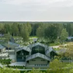 Курорт МАРЬЯ Виллы и СПА на Суходольском озере, общий вид: курорт на берегу озера сверху