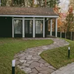 Парк-отель Клевер в сосновом бору Красноярска, общий вид: дорожка к корпусу