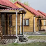Рыболовная база Причал Рыбака на Ахтубе, общий вид: коттеджи под деревьями