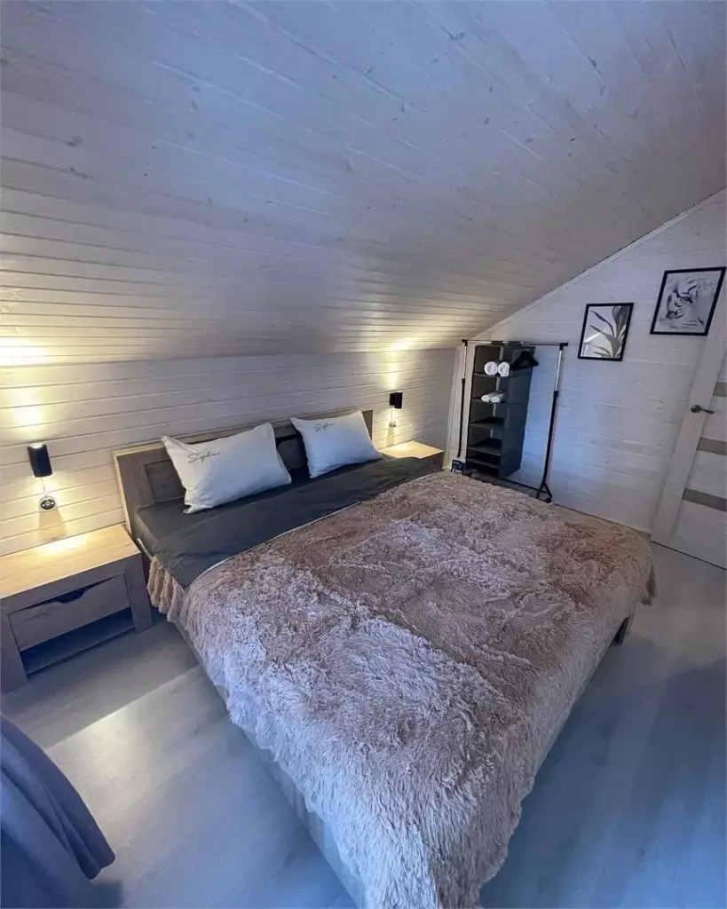 Двухэтажный Black House 120 м² с тремя спальнями, балконом и беседкой до 5 гостей: спальня