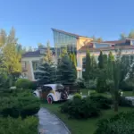 Загородный комплекс Аристократ & SPA в Белоозёрском, общий вид: главный корпус и сад