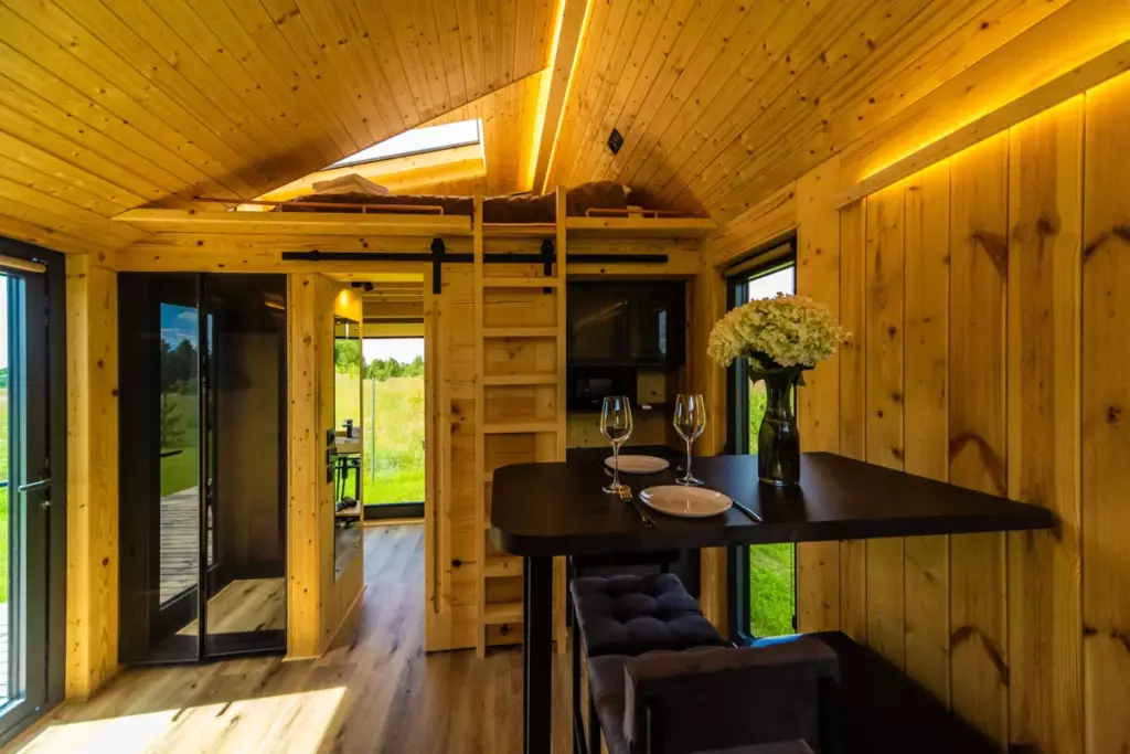 Фридом Барн с купелью и антресолью: до 4 гостей, Holiday Village Pereslavl: Антресоль и кухня