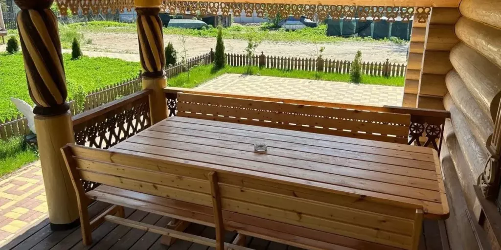 Большой Эко Терем 120 м² на берегу озера Неро с тремя спальнями до 8 гостей: стол на веранде