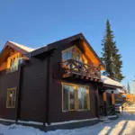 Эко-комплекс Grizzly house среди кедров, общий вид: бревенчатый дом с балконом