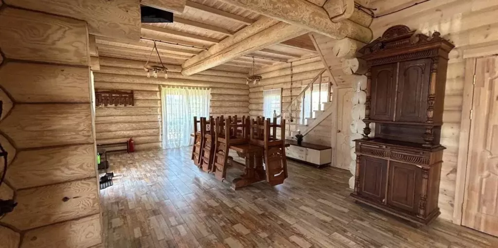 Большой Эко Терем 120 м² на берегу озера Неро с тремя спальнями до 8 гостей: столовая и гостиная