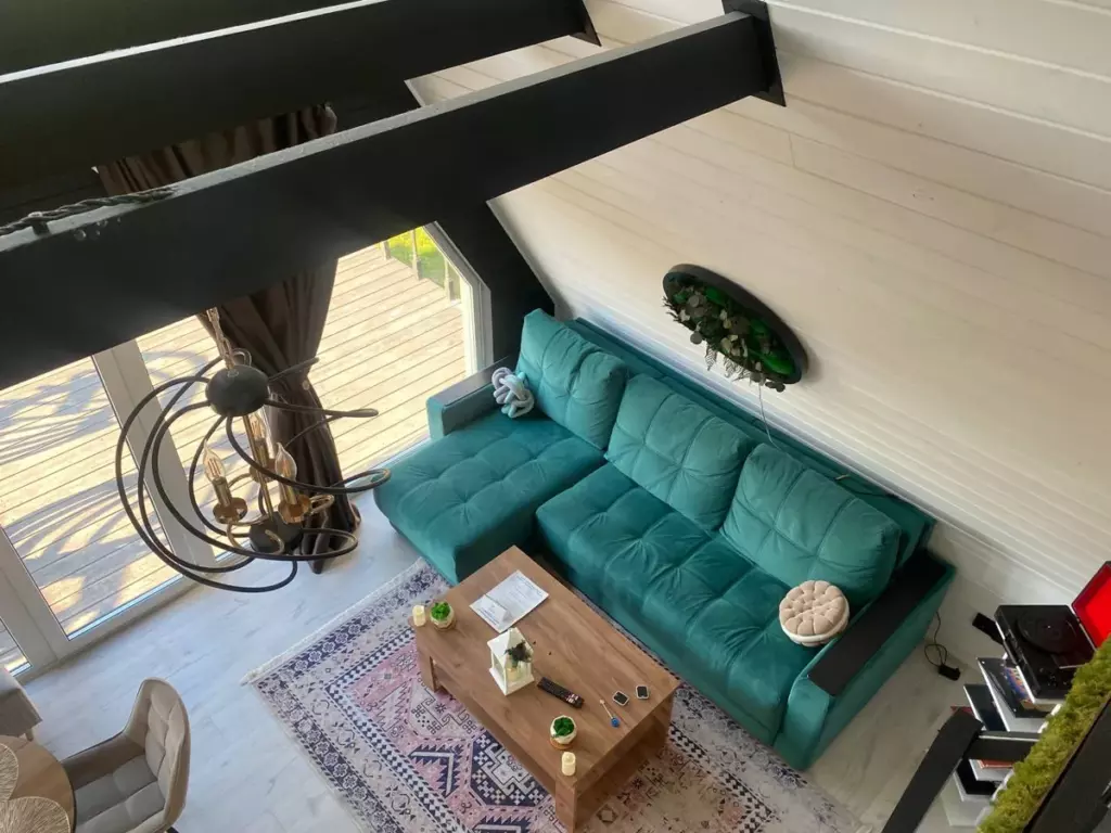 Дом Luxe A-frame 65 м² с камином и двумя спальнями до 6 гостей: гостиная со вторым светом