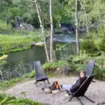 Дома Место Силы в Вельга Парке, общий вид: костровая зона у воды