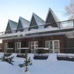 База отдыха Кумкуль Парк на озере Кумкуль, общий вид: дом с треугольными крышами
