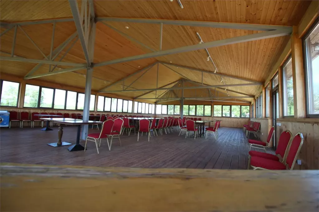 VIP-беседка для выпускного и корпоратива до 150 человек: ряды столов у окон