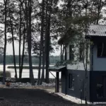 Загородный клуб Zimino Park под Выборгом, общий вид: вилла у воды в соснах