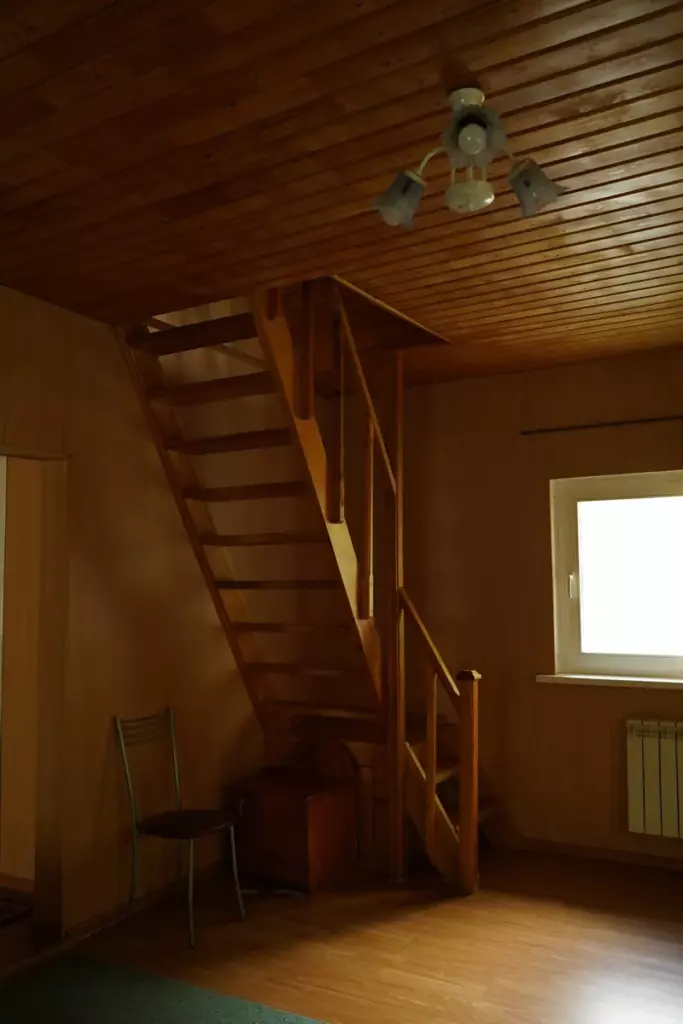 Двухэтажный коттедж 120 м² с огороженным участком до 11 гостей: лестница на второй этаж