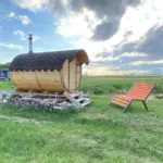 Глэмпинг Lebedino ECO на берегу Камы, общий вид: баня-бочка на берегу